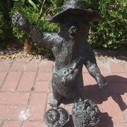 Miś Straganiarz z koszem wypełnionym warzywami i w