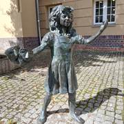 Dziewczynka z maskami