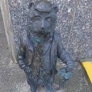 Niedźwiadek ubrany w przedwojenny tużurek