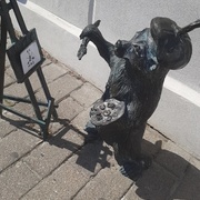 Miś artysta z paletką do malowania i pędzlem