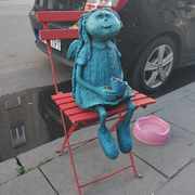 Praski Aniołek na krześle