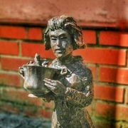 Karzełek z Porcelanową Filiżanką